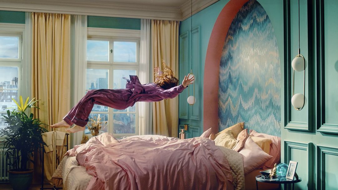 Žmogus krentantis ant lovos